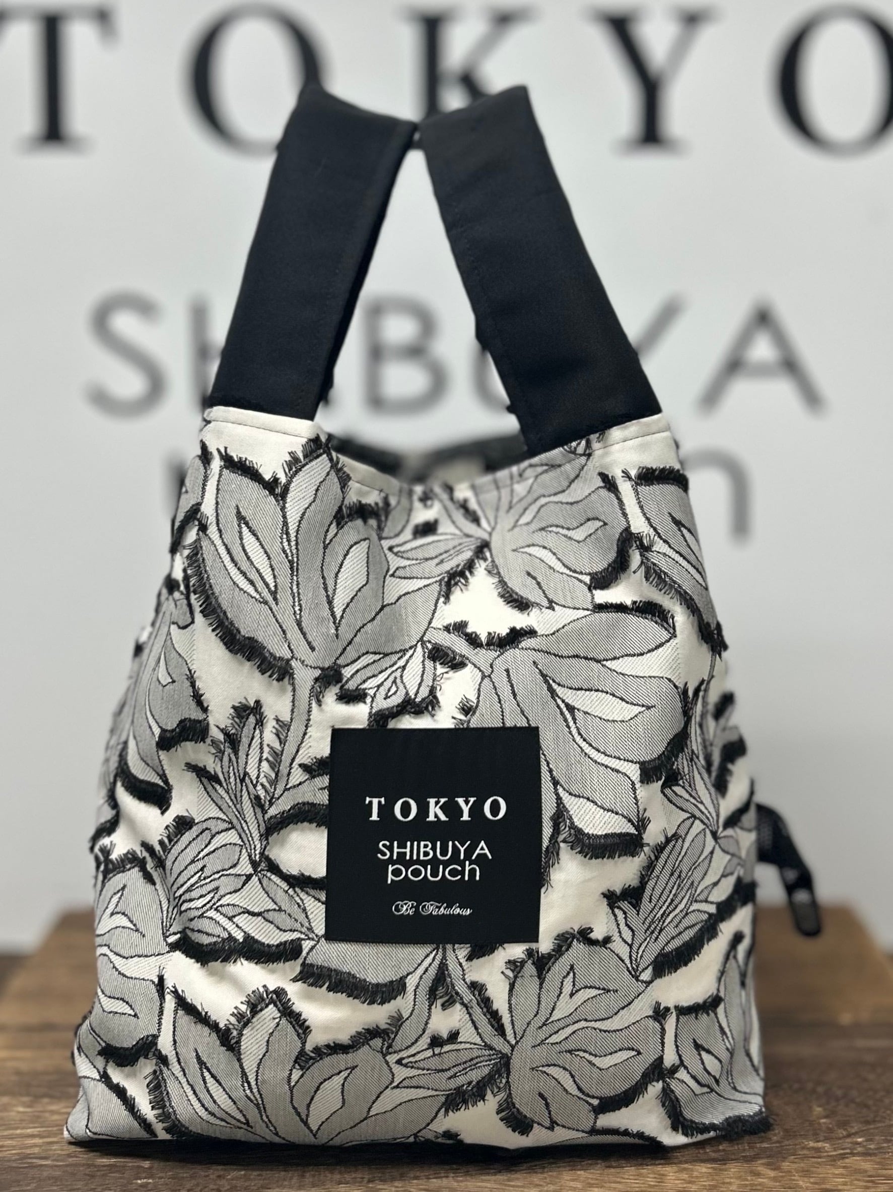 【日本直送】TOKYO SHIBUYA POUCH  雙色花朵提花軟包（象牙色）(L號) | 日本超火紅環保袋 | 非常好攜帶 | 超輕便又好用
